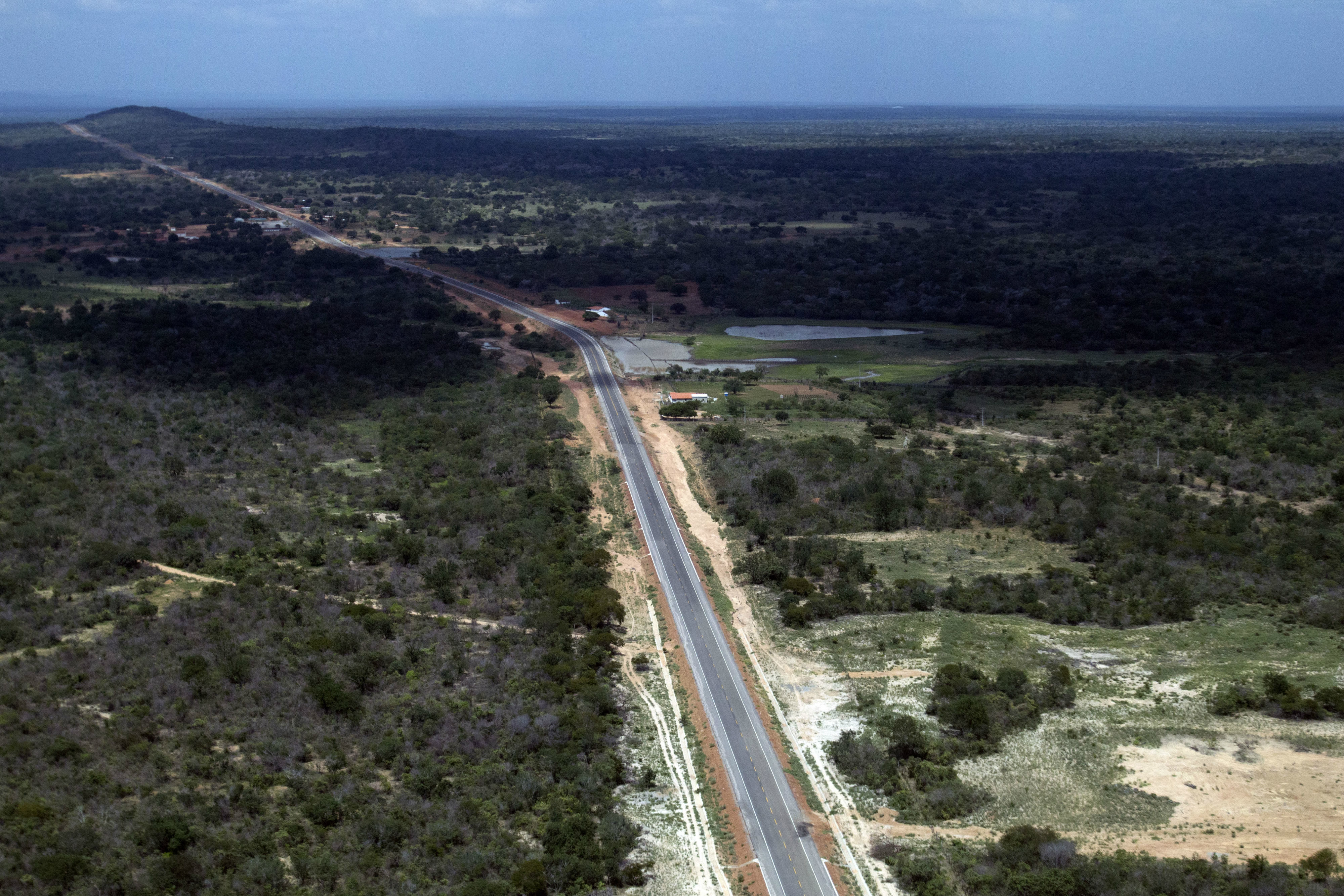 Trecho da BR 020, ligando São Raimundo Nonato - Piauí à divisa com o estado da Bahia, com 55 Km de extensão